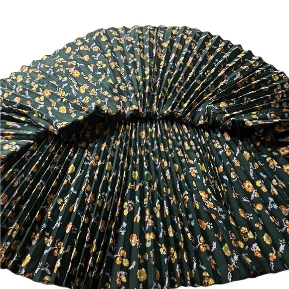 ELISSA OF CALIFORNIA PLEATED FLORAL SKATER SKIRT DARK GREEN - Picture 9 of 14